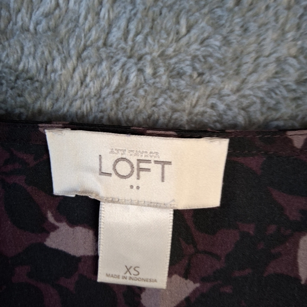 Ann Taylor Loft Womens Top Sleeveless‎ Ruffle V Neck Size XS - Picture 3 of 9